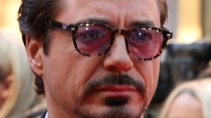 Robert John Downey Jr. je americký herec, producent a zpěvák. K jeho nejvýznamnějším rolím patří ztvárnění Charlieho Chaplina ve snímku Chaplin, za které si vysloužil nominaci na Oscara.