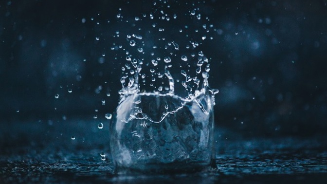 Využívejte dešťovku. Spotřebu vody tak snížíte o polovinu