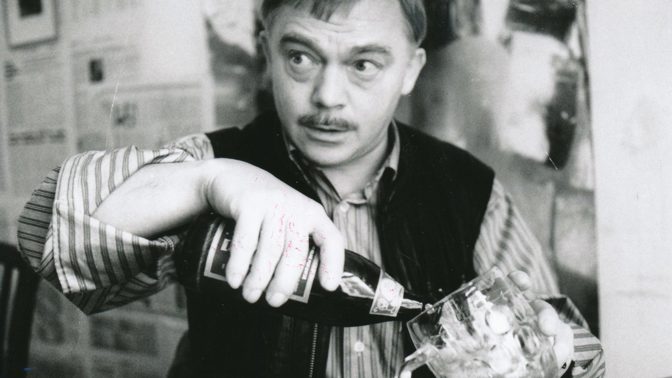 Karel Kryl byl československý písničkář a básník, hlavní představitel československého protikomunistického protestsongu v letech 1963–1989.