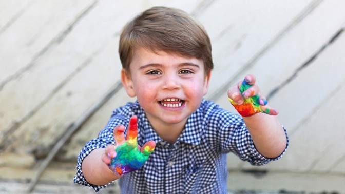 Britská královská rodina zveřejnila fotografie syna Louise. Ten je věrnou kopií své mámy Kate