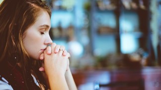 Michaela (36): Mého bratra týrá přítelkyně, vytáhla na něj nůž. Mám strach o jeho život