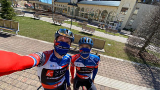 Už mají dost online závodů. Profesionální cyklisté vyrážejí na tréninkový kemp