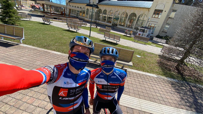 Už mají dost online závodů. Profesionální cyklisté vyrážejí na tréninkový kemp