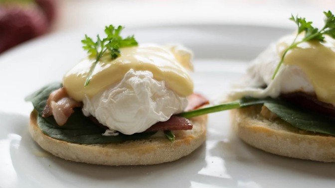 Ztracené vejce uvařené v potravinářské fólii. Jednoduchý trik pro začátečníky, jak si připravit skvělou snídani