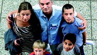 Film Smradi: Pražský manželský pár s adoptovanými romskými dětmi se stěhuje na vesnici, rasismus je však i tam