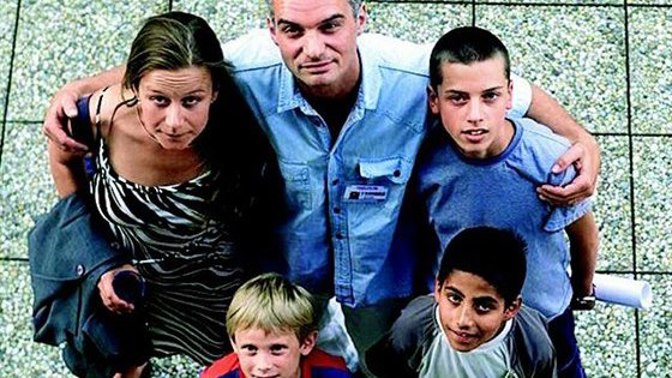 Film režiséra Zdeňka Tyce a scenáristky Terezy Boučkové Smradi je adopce, nazíraná prostřednictvím každodenního života jedné české rodiny.