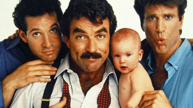 Komedie z roku 1987 o tom, jak se tři staří mládenci musí starat o novorozeně.
