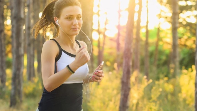 Trápí vás při běhání svalové křeče? Prevence a rychlá pomoc, když vás ochromí bolest