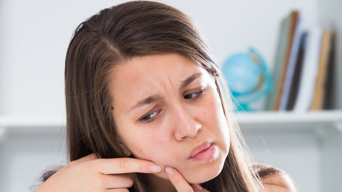 Nežádoucí pupínky na čele: Pozor na teplou vodu, přílišné mlsání a zbytečný stres