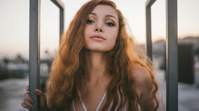 Katka (26): Jsem zamilovaná do přítele mojí mámy. Tajně spolu flirtujeme a bojím se, že se už neudržíme