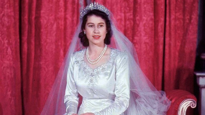 Tisíce perel i zlaté nitě: Podívejte se na ikonické svatební šaty slavných panovnic