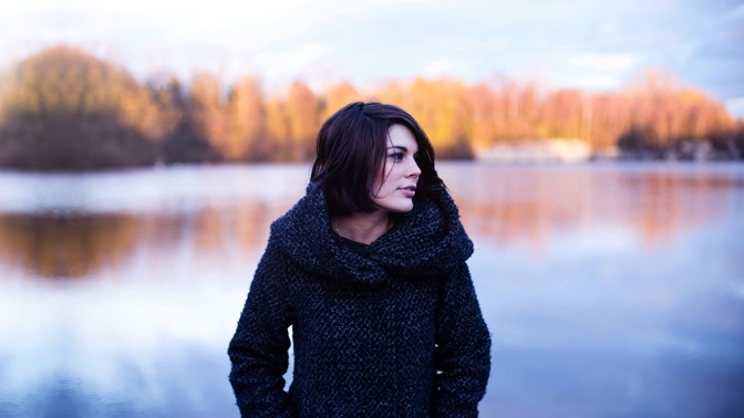 krásná černovlasá žena u vody