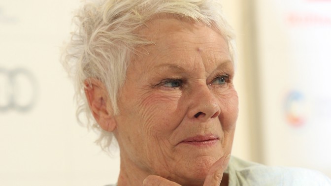 Věk ji nezastaví. Herečka Judi Dench se v 85 letech stala nejstarší modelkou na obálce časopisu Vogue