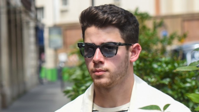 Nick Jonas ve finále The Voice poděkoval novou písní všem zdravotníkům. V klipu si zahrála i jeho žena