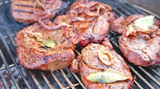 Nejraději grilujeme na dřevěném uhlí a v kruhu rodiny, ukázal průzkum