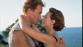 Akční film Pravdivé lži: Arnold Schwarzenegger během natáčení málem zemřel, Jamie Lee Curtis odmítla kaskadéra