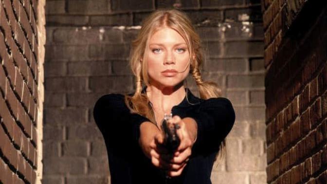 Hlavní hrdinku si zahrála australská herečka Peta Wilson. 