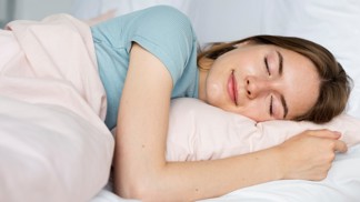 Spíte na zádech, nebo na boku? Jedna ze spánkových poloh vám způsobuje vrásky