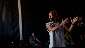 Kreativec Yemi nezahálí ani v době krize a vyhlásil STOP panice!