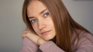 Eliška (28): Táta si našel mladší přítelkyni, než jsem já. Nemohu ji vystát