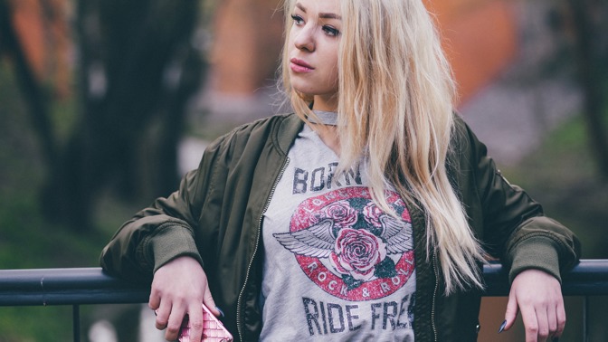 krásná blonďatá žena