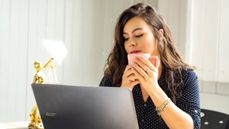 Sára (29): Styděla jsem se za svou práci korektorky, dokud mi jeden muž nezměnil život