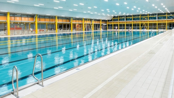 Hurá! Od pondělí se otevírají bazény, zámky i kavárny, kam vyrazíte nejdříve?