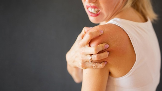 Zarudlá a podrážděná pokožka v teplém počasí? Původcem mohou být prací prostředky!