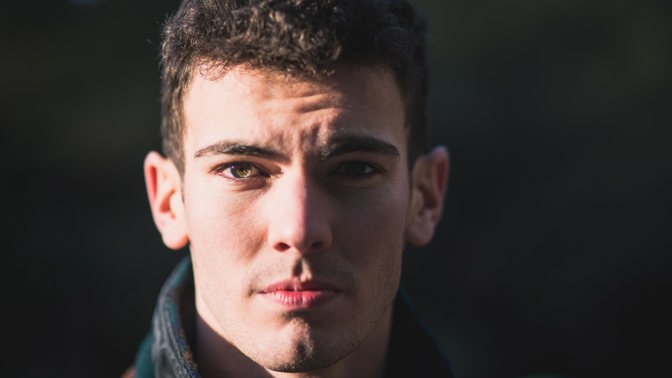 Člověk jedná s cílem zachovat svůj druh, vlastní genetickou informaci. Pokud s tímto cílem jedná muž, čím více pohlavních aktů s více osobami učiní, tím vyšší bude pravděpodobnost dosažení cíle. Více partnerů přitom vede k větší genetické různorodosti, což je pro vývoj druhu žádoucí. 