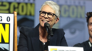 Jamie Lee Curtis: O drogy se dělila se svým otcem a v padesáti se nestyděla odhalit až na kůži