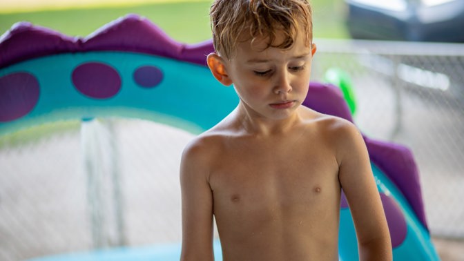 Pokud jsou emoce dítěte natolik silné, že vyvolaly pláč, rodič zlehčováním vyjadřuje nepřijetí emocí dítěte. Dítě tak do budoucna ztrácí možnost přijmout a zpracovat vlastní emoce, snižuje se důvěra v sebe sama.