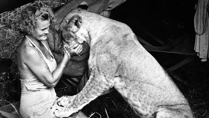 Joy Adamsonová se lvicí Elsou zhruba v roce 1958.