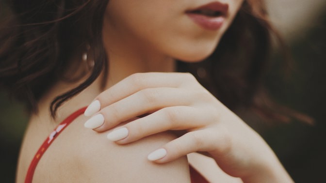 Nevěra je vnímaná jako obrovská zrada. Dostavuje se hněv, ale i smutek, obavy a strach z budoucnosti. Je narušena důvěra v partnera, ale i důvěra v sebe. Situace může být natolik psychicky náročná, že vyústí v hluboké psychické potíže. I proto je vhodné, zaměřit se hned zpočátku na co nejhladší zvládnutí nevěry.