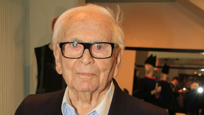 Návrhář Pierre Cardin koupil hrad, na kterém sídlil markýz de Sade. Místní se bojí zkázy