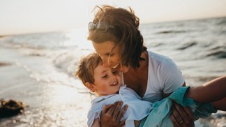 S pochopením a soucitem by rodič pronesl slova přijetí a povzbuzení: „Vím, že jsi smutný. Jestli ti to pomůže, tak se vybreč. Uvidíš, zase to bude v pořádku.“