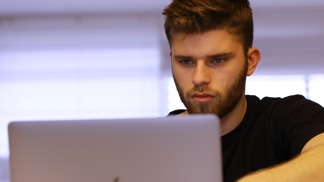 Jiří (28): Na základce jsem se zamiloval do učitelky. O 15 let později jsem jí zničil manželství