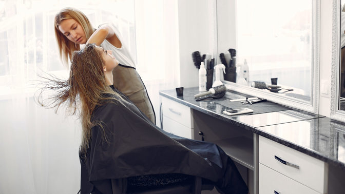 Karolína (28): Když jsem dostříhala zákaznici, vpálila mi, že má poměr s mým přítelem