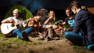 Milan (28): Při táboráku jsem ji načapal, jak se za stromem líbá s kamarádem. Měla směšnou omluvu