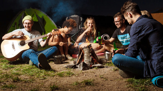 Milan (28): Při táboráku jsem ji načapal, jak se za stromem líbá s kamarádem. Měla směšnou omluvu