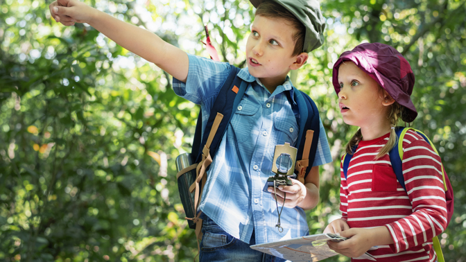 Doba letních táborů a prázdnin u babičky: Co říká známý psychiatr na pobyty dětí bez rodičů?