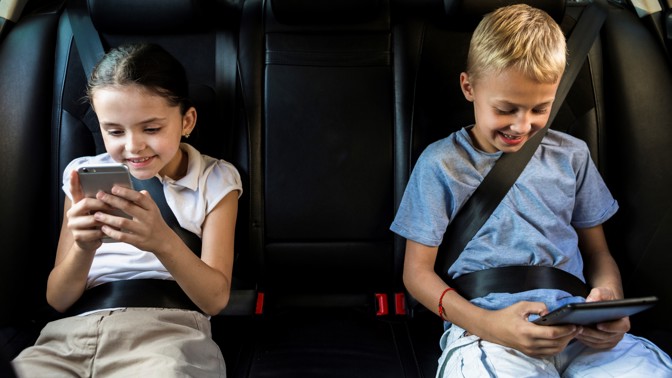 Cestování s dětmi v autě: Jak je připravit na delší cestu?