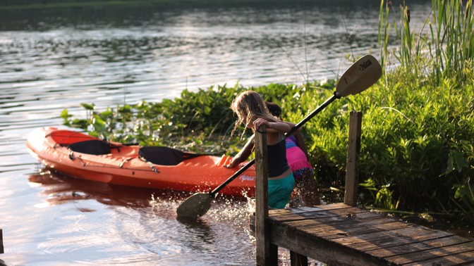 S dětmi na vodě: Od kdy se mohou stát malými vodáky a co musíte mít s sebou?