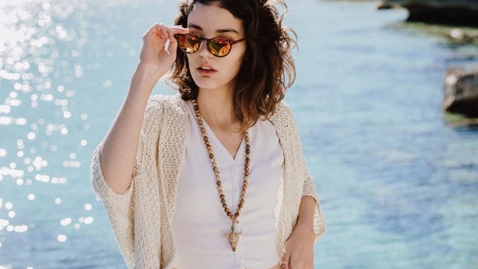 Letní svetřík je nenápadný hrdina léta. Už ho máte?