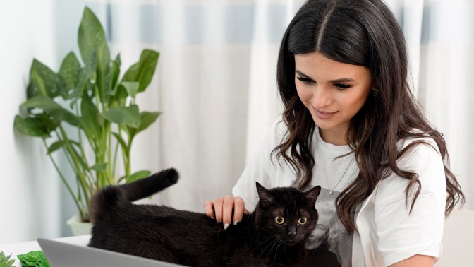 Lenka (27): Když jsem přišla představit expřítele rodičům, jejich kočka na něj prskala. Teď už vím proč