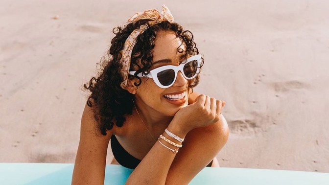 Trendy letní doplňky, které musíte mít. Letí klobouky, náramky i nepravé náušnice