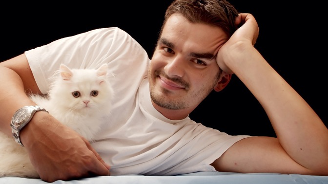 muž a kočka