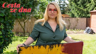Elaine Lóre je plzeňská malířka, která prostřednictvím umění bojuje se sociální fobií.