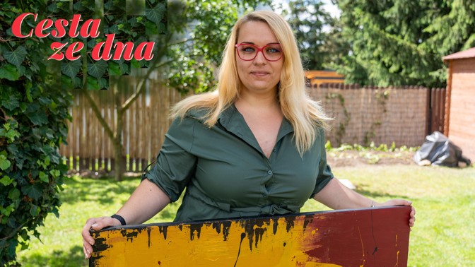 Elaine Lóre je plzeňská malířka, která prostřednictvím umění bojuje se sociální fobií.