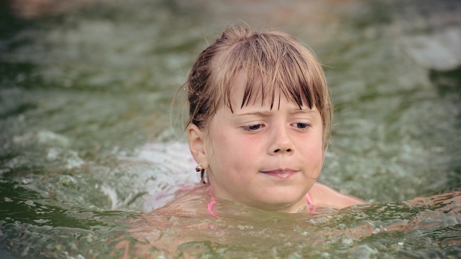 Prázdniny u vody: Kdy naučit dítě plavat a jak na to?