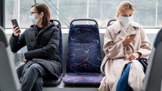 Roušky jsou zpět. Podívejte se, jak můžete zamezit tomu, aby se vám v nich zamlžovaly brýle